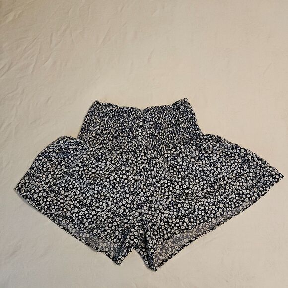 Flowy High-Waisted Shorts by Shein - Size M (6) - Picture 2 of 6